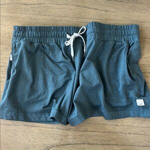 PERFECT COND. VUORI WOMENS DK GREEN HEATHER SHORT SIZE L